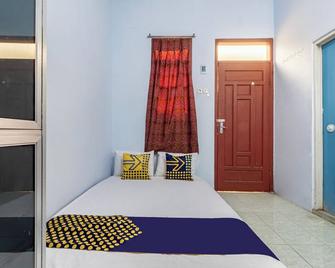 Spot On 93966 Dhiya Guest House Syariah - Kediri - Bedroom