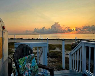 Waterfront Escape - Margie 1974 Silver Streak - Port Lavaca