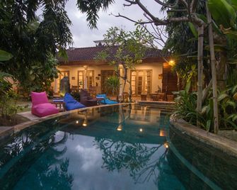 Bale Seminyak Petitenget Beach - North Kuta - בריכה