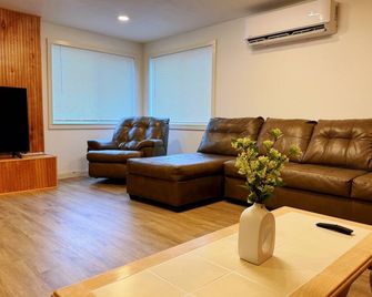 Coastal Elegance - North Bend - Sala de estar