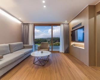 Airport Resort - Yangyang - Living room