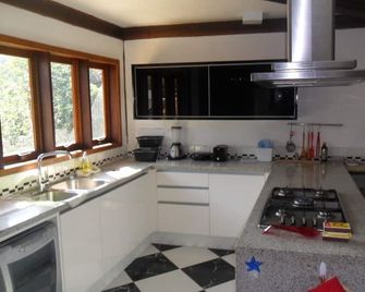A Casa dos Seus Sonhos Existe, num Condomínio Fechado de Natureza Exuberante !!! - Caieiras - Cocina