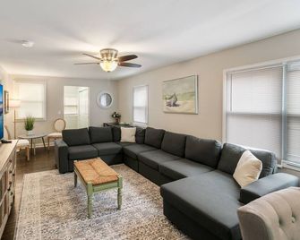 Modern Home Centrally Located - Libertyville - Wohnzimmer
