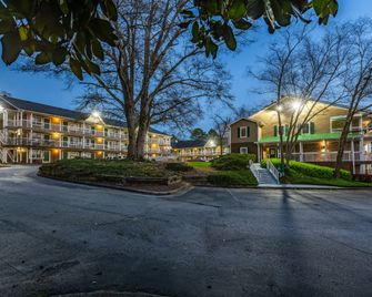 HomeTowne Studios by Red Roof Atlanta - Norcross Downtown - Norcross - Edificio