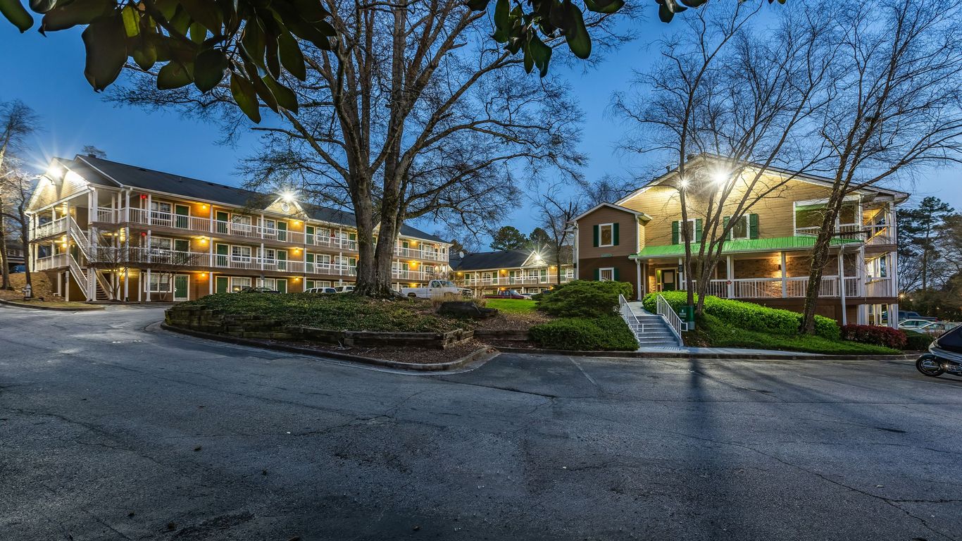 HomeTowne Studios by Red Roof Atlanta - Norcross Downtown