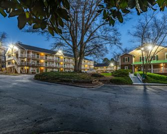 HomeTowne Studios by Red Roof Atlanta - Norcross Downtown - Norcross - Edificio