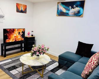 Luxury Stay | Brand-New Cozy Retreat Near West Edmonton Mall, Edmonton! - Edmonton - Living room