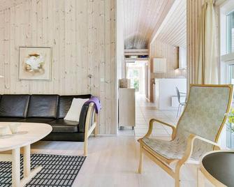 Alluring Holiday Home in Jutland With Sauna - Ålbæk - Living room