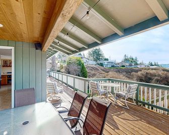 Cozy family-friendly home with game room valley views private hot tub grill - Reedsport - Balcón