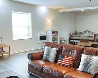 Charming 2-bedroom apartment with WiFi, AC in Pleasant Lawrenceville - Lawrenceville - Living room