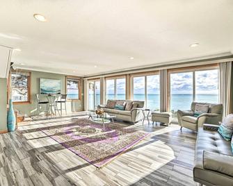 East Tawas Home with Patio, Lake Huron On-Site - East Tawas - Living room