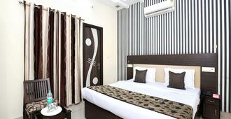 OYO 11844 Hotel Golden Halo - Bathinda - Bedroom