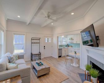 1Nt. Ok, Walk to Beach and Town, Romantic, Firepit, BBQ (Bungalow1) - Ocean Park - Living room