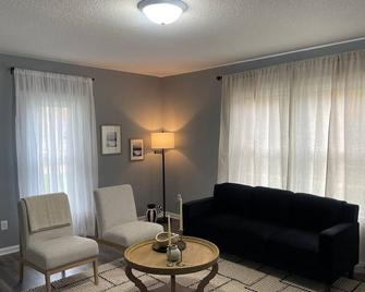 Looking for a comfortable and cozy home to stay for a few days Miracle Gotchu - Anoka - Living room
