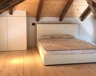 'Il Gatto Nero' Holiday Home with a splendid view of Lake Maggiore - Oggebbio - Slaapkamer