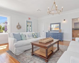 Welcome to The Marsh Harbour Inn-Ship Watch - Bald Head Island - Living room