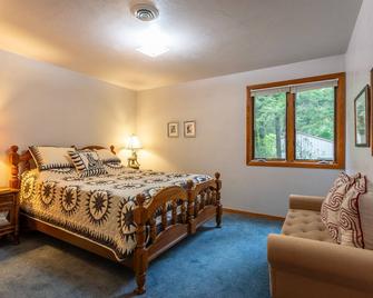 \nThe Creek View Suite at Lily Bay Creek Homestead in the heart of Door County. - Sturgeon Bay - Schlafzimmer