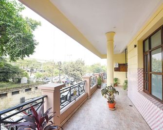 Fabhotel Surya Palace 1 - Chandigarh - Balcón