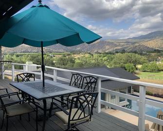 12 acre Ranch with Pickle Ball with lights, Pool, Jacuzzi views and Cows - Springville - Balcony