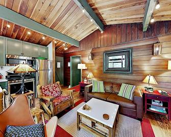 Casa Verde | Gorgeous Gated Creekside Retreat | Hot Tub, Fireplace & Firepit - Cazadero - Sala de estar