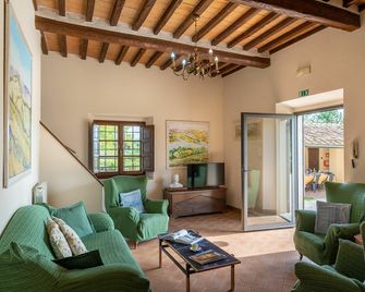 Country House / Farm House in Borgo San Lorenzo with 5 bedrooms sleeps 10 - Borgo San Lorenzo - Sala de estar