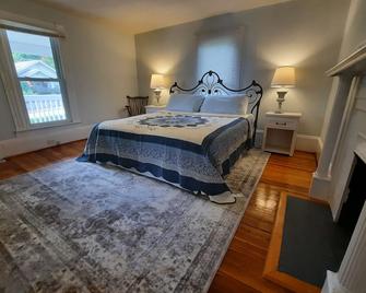 120 year old home located in the heart of Mayberry and the Yadkin Wine Valley - Mount Airy - Ložnice