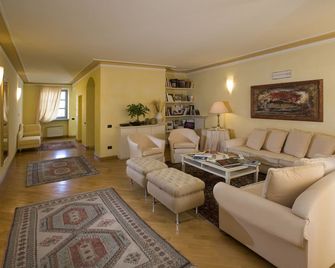 Albergo Castiglione Langhe - Castiglione Tinella - Sala de estar