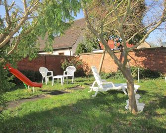 Gite 2 Pièces Avec Grande Terrasse et Jardin -premier Étage - Haguenau - Patio