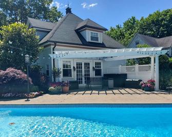 Private Pool House with Loft Arrangement Walking distance to town! - Rockville Centre - Pool