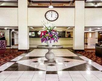 Ramada by Wyndham Birmingham Airport - Birmingham - Lobby