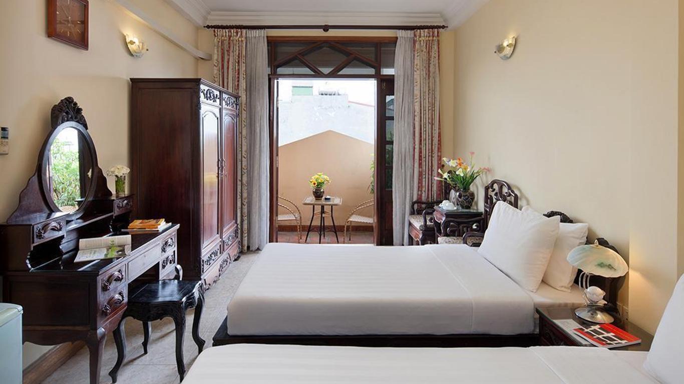 Lucky Central Hotel & Travel