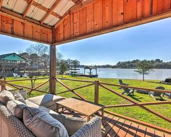 Steps to Lake Conroe Cozy, New-Build Cabin - Willis - Balcón