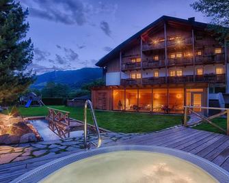 Apartment \'Löfflerblick B Plus Turnerkamp\' with Mountain View, Wi-Fi, Sauna & Jacuzzi - Cadipietra/Steinhaus - Budova