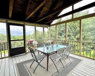 Sizeable home with great view near to Sunapee Harbor, 10 mins from Mt. Sunapee - Sunapee - Balcony