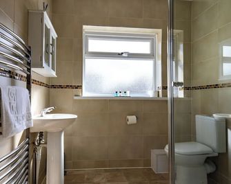 Coastal Park Accommodation - Llanelli - Bathroom