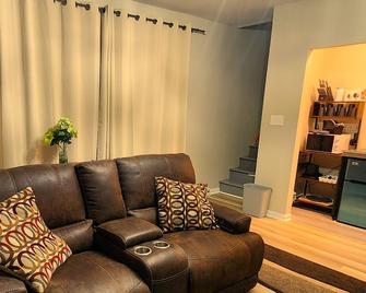 Vintage Charm, Modern Comfort - Monroe - Wohnzimmer