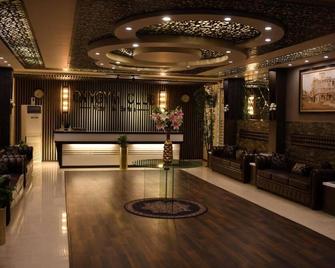 Oxygym Club Hotel & Suites - Faisalābād - Front desk