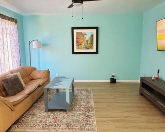 Cozy 3br Home Near Sf & Napa Valley - Vallejo - Living room