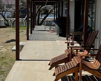 Amazing views, great fishing and huge dock make this the perfect PK get-away. - Graham - Innenhof