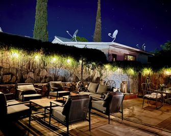 Trail Rider's Inn - Tombstone - Patio