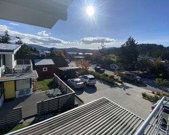 Modern home w/ Hot Tub in Eastsound Village - Walk to Shops, Cafes, & Beaches - Eastsound - Balcon