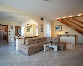 Appartamento La Rondine - Torre del Lago Puccini - Wohnzimmer