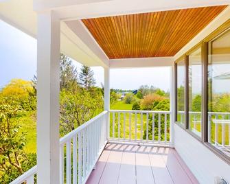 Gorgeous home with amazing lake views, fireplace, firepit, hot tub, & balcony - Charlotte - Balcony