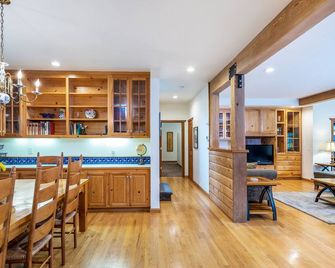 Glen Ellen Stone Retreat - Family Friendly Home - Walk to Town - Glen Ellen