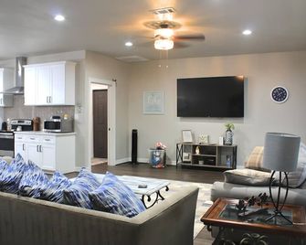 The Honey Hive - Dog friendly w/ golf cart, game room, and pool access - Livingston - Living room
