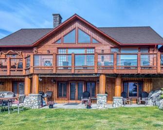 Pine Ridge, Log Home with Lake View and Backyard - Invermere - Building