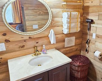 Cabin With Private Hot Tub!!! 8 Minutes to Ark Encounter!!! - Dry Ridge