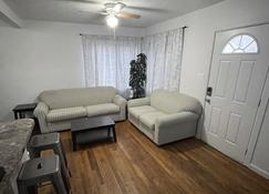 Cozy Home in the Heart of Pocatello - Pocatello - Living room