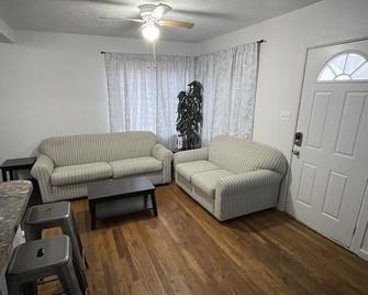 Cozy Home in the Heart of Pocatello - Pocatello - Living room