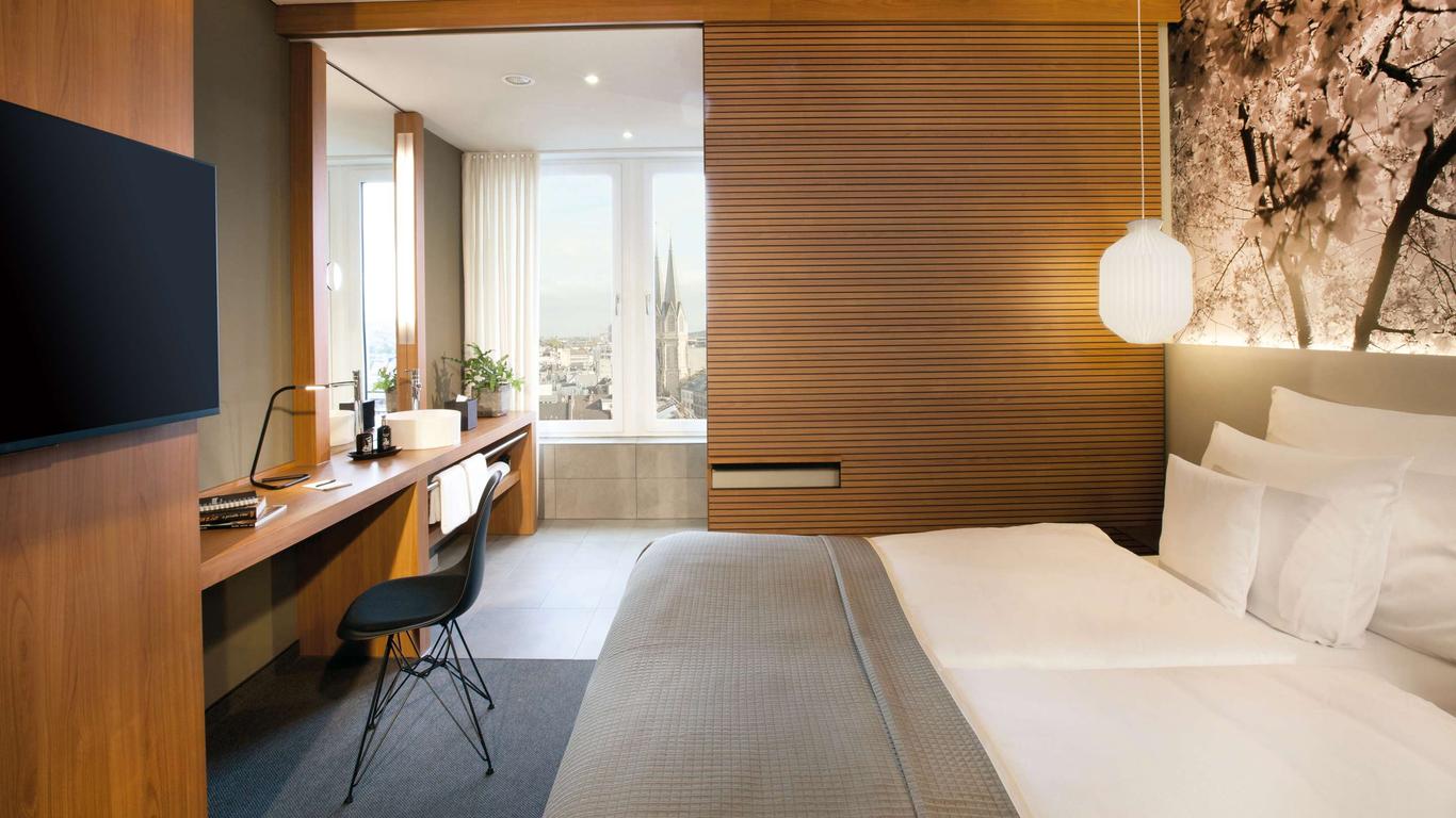 مي آند آول هوتل دوسيلدورف، باي حيات